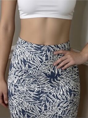 🎉 2 for $20! NWT Ann Taylor Blue and White Leaf-Print Pencil Skirt - medium